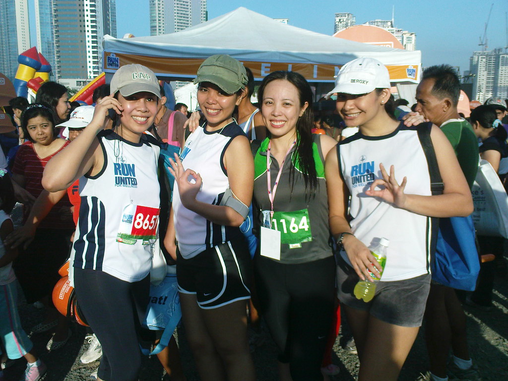 Unilab Run United Finishers with my friends Lalah, Bianca… Flickr