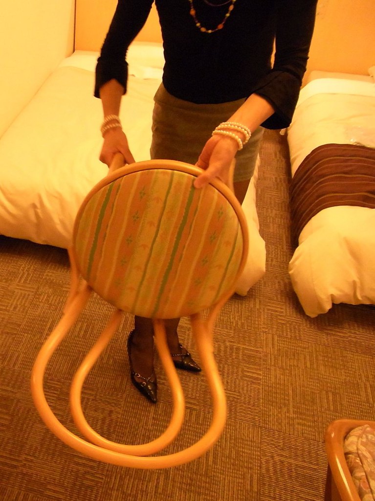 2009_chair_0796 lift up a chair. Eri Saotome Flickr