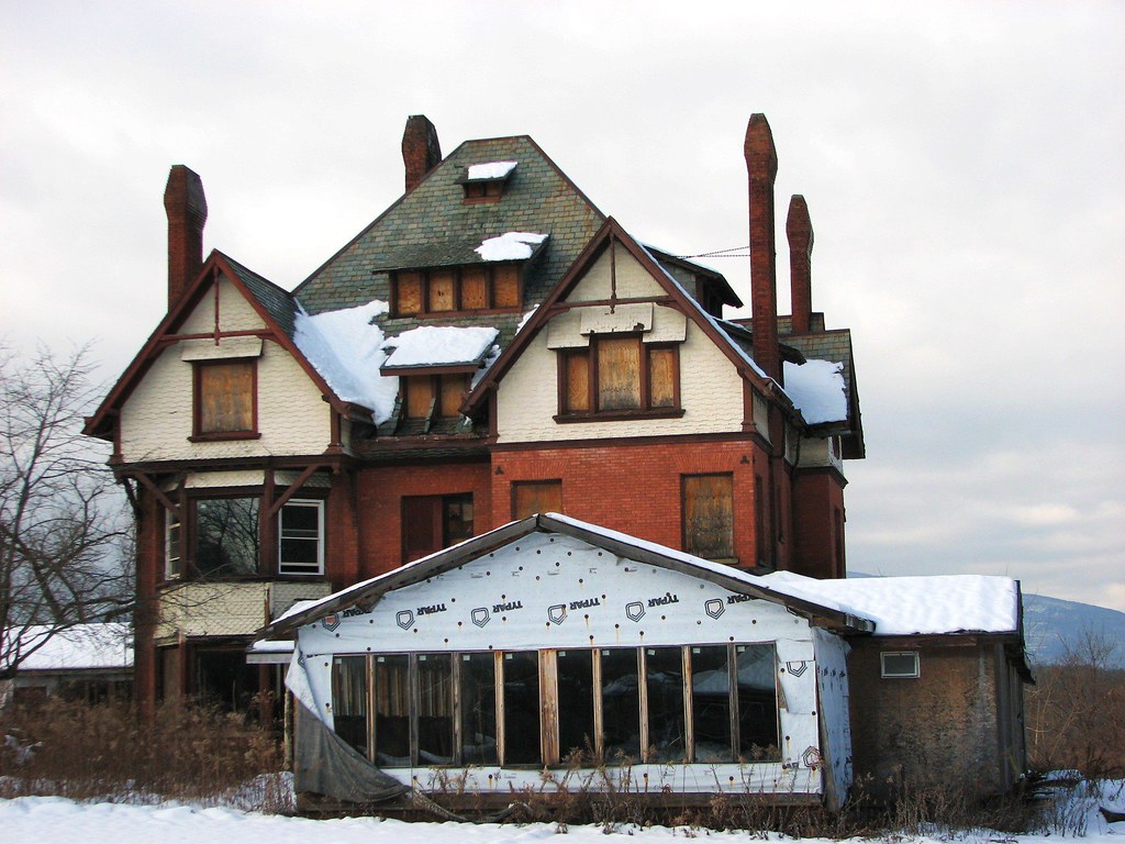 AN OLD BUILDING IN SAUGERTIES NY DEC 2009 This building is… Flickr
