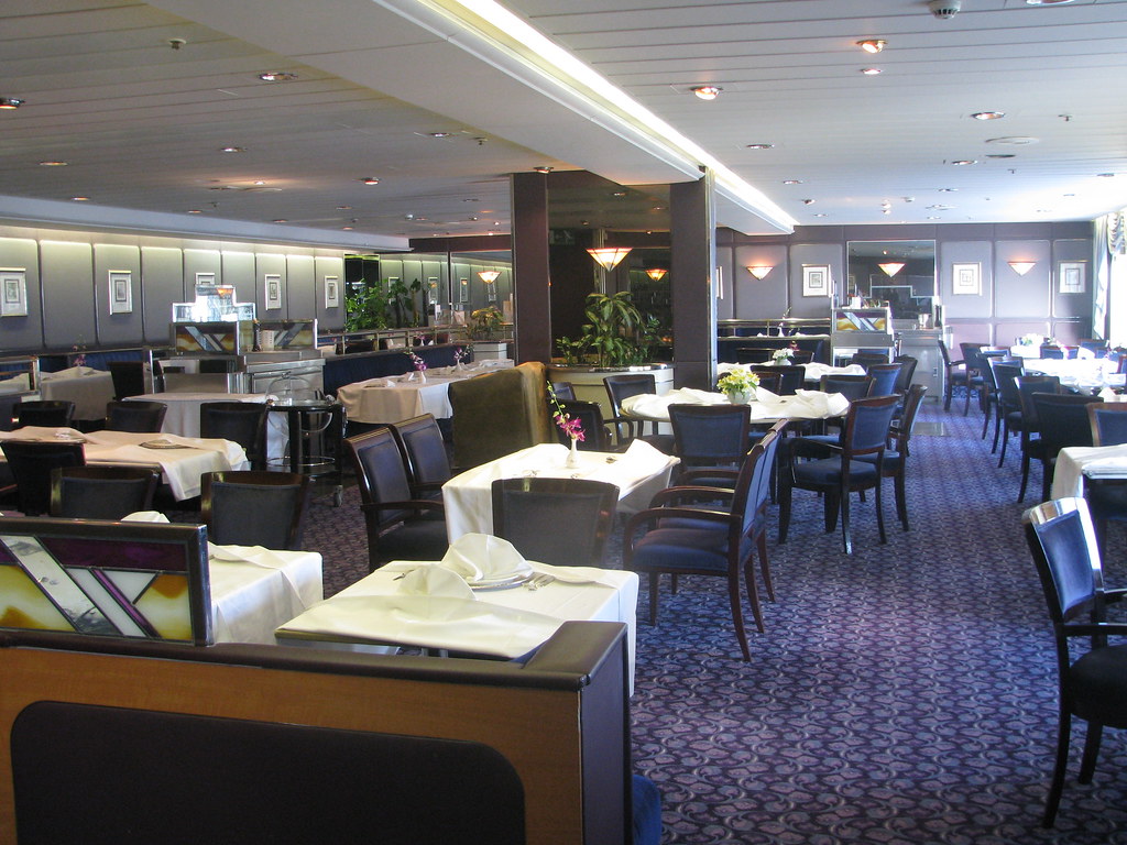 qe2 final eastbound transatlantic 08485 Britannia grill fraser