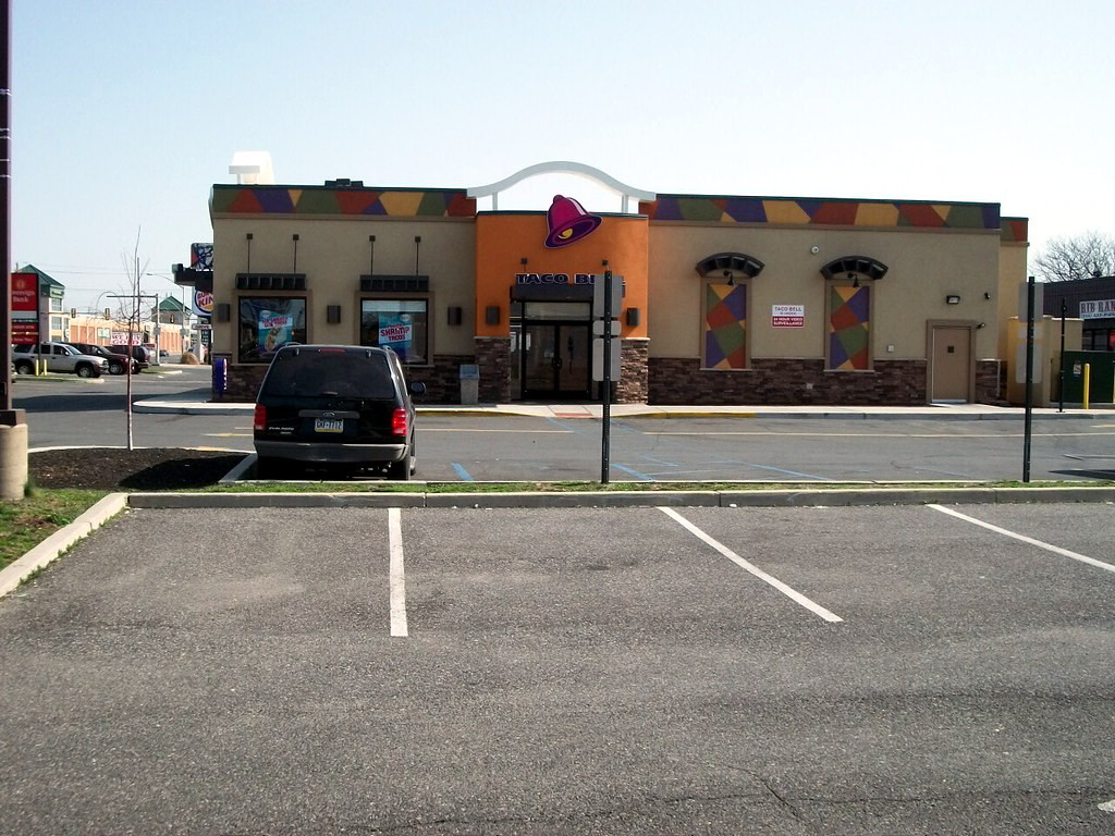 Taco Bell on Aramingo Dinky the Taco Bell dog says "Yo Qu… Flickr