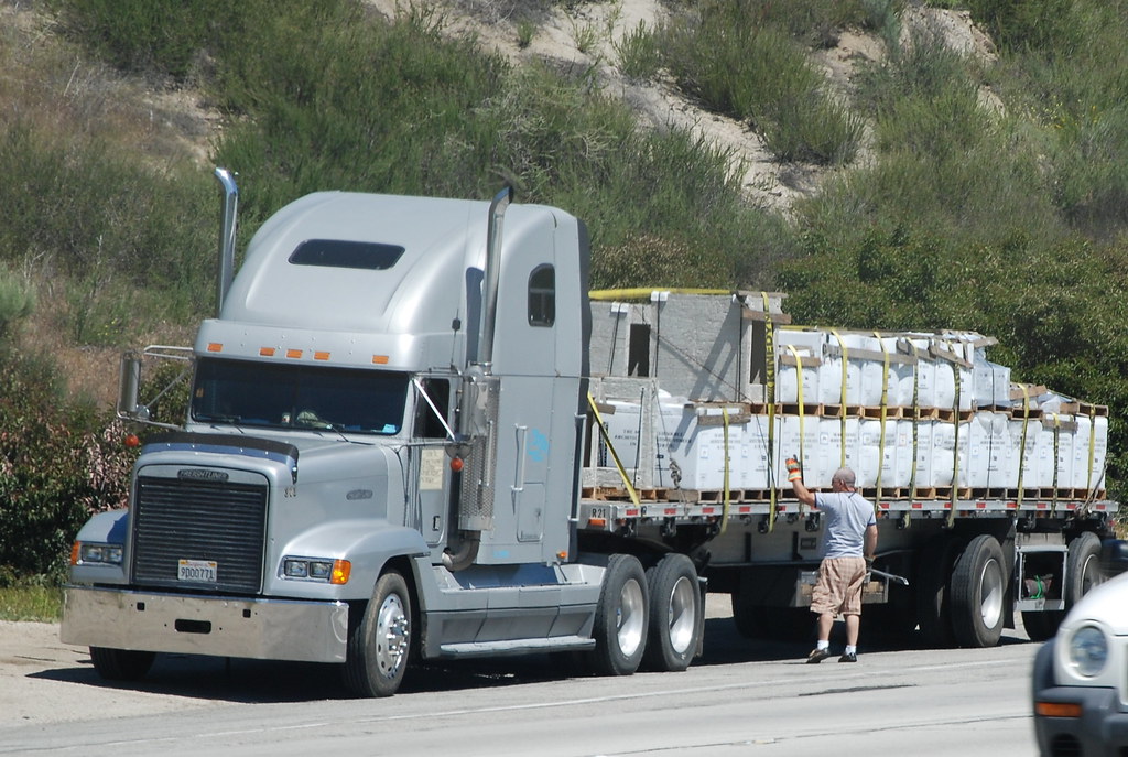 FREIGHTLINER BIG RIG FLATBED TRUCK (18 WHEELER) a photo on Flickriver