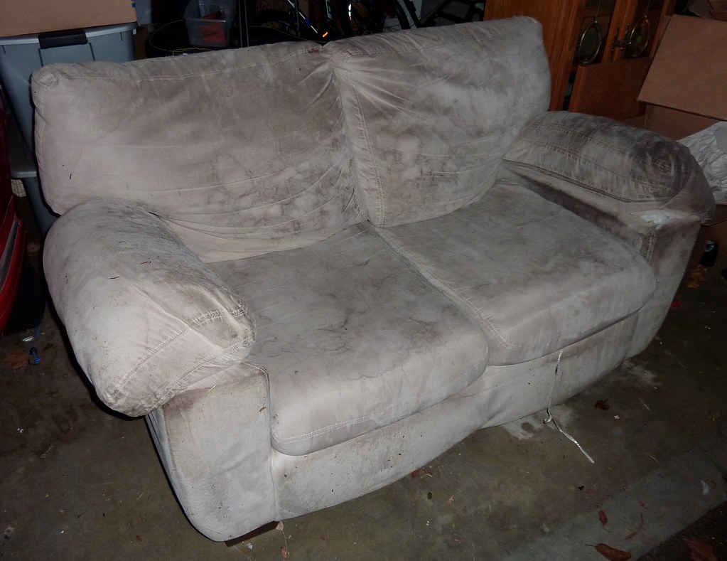 Free Old Couch Bellevue WA This couch is only a few years … Flickr