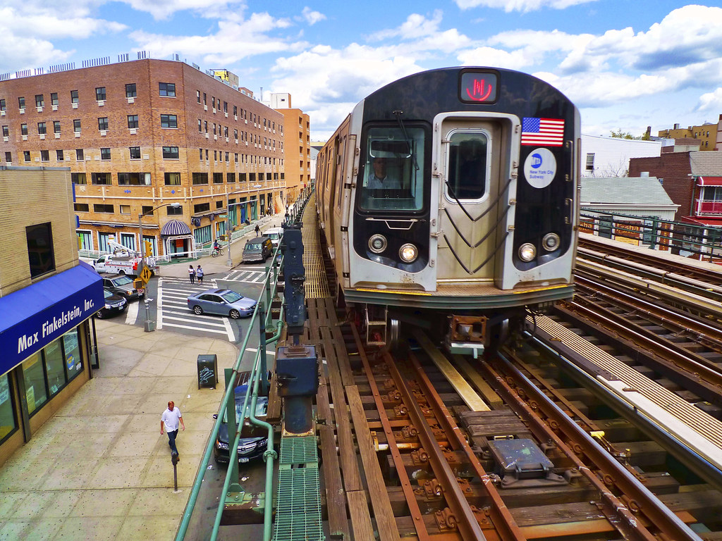 The N Train Approaches This is the N train headed to Manha… Flickr
