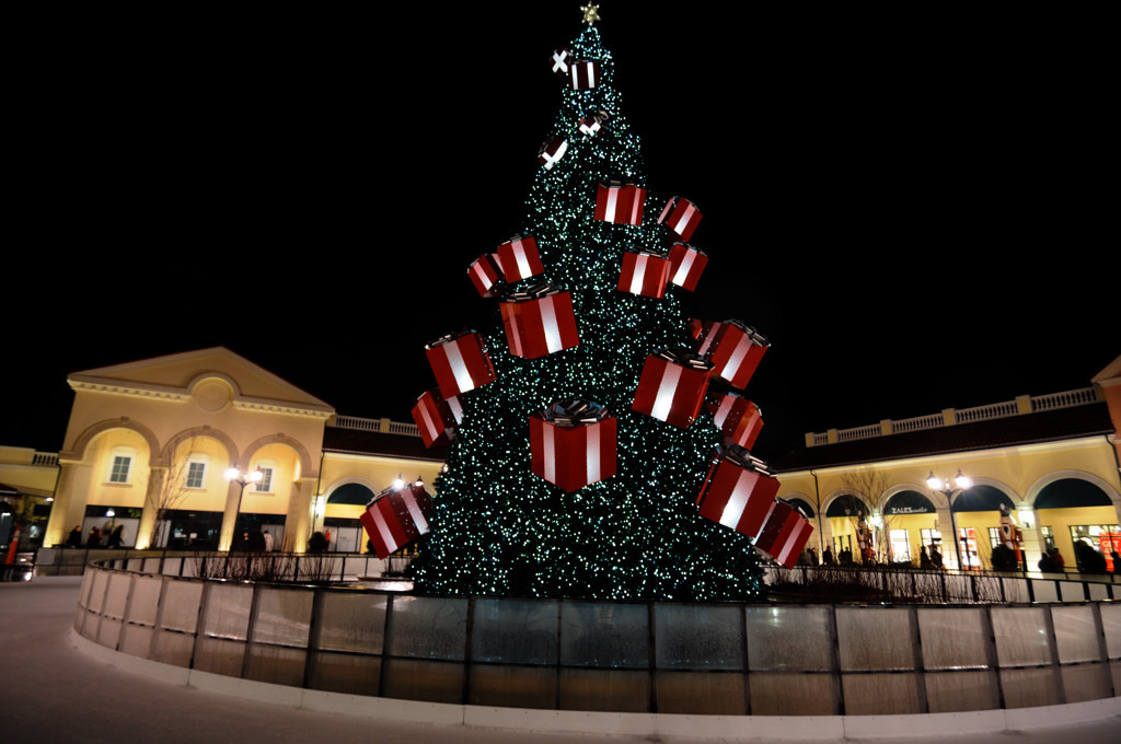 Christmas tree of Tanger Outlet Mall Toru Tonooka Flickr