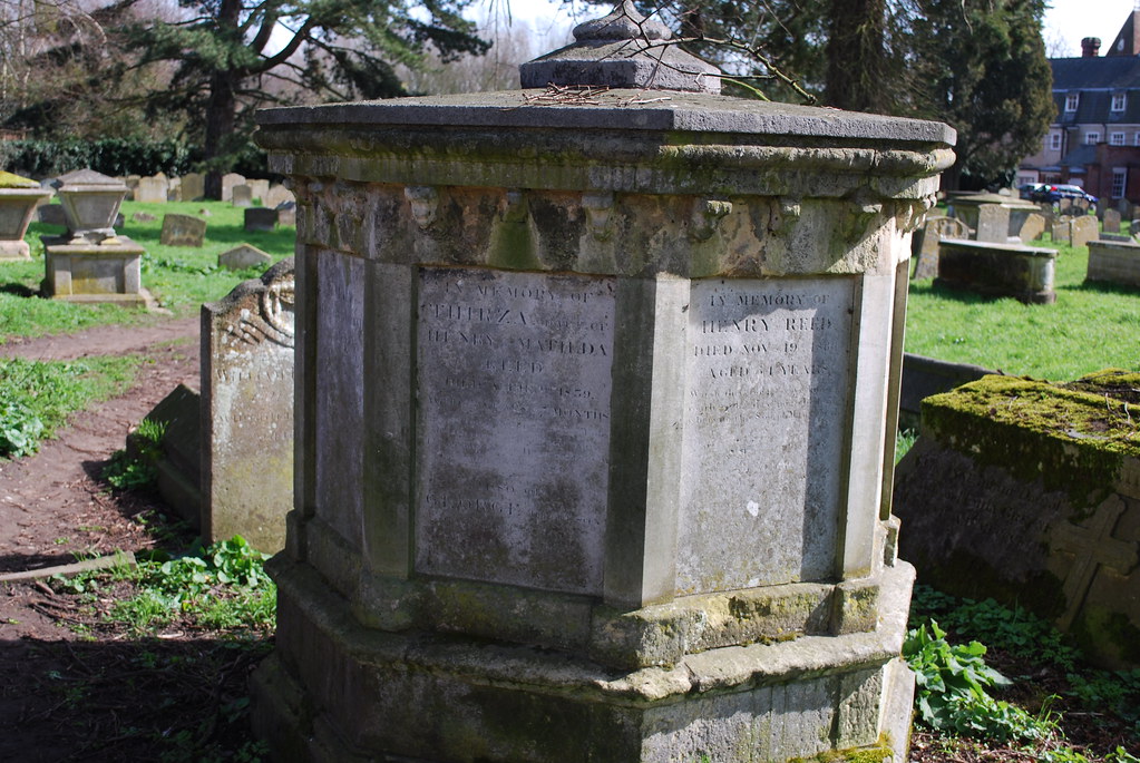 Bury St Edmunds Graveyard Octagonal Tomb Le Monde1 Flickr