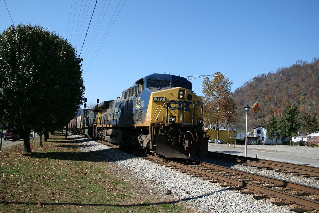 Montgomery, WV CSX Engine 315 leads a eastbound train thro… Flickr