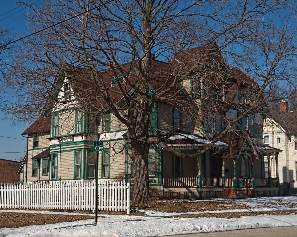 Monmouth, Illinois The Old Home in green. In Monmouth. Pete