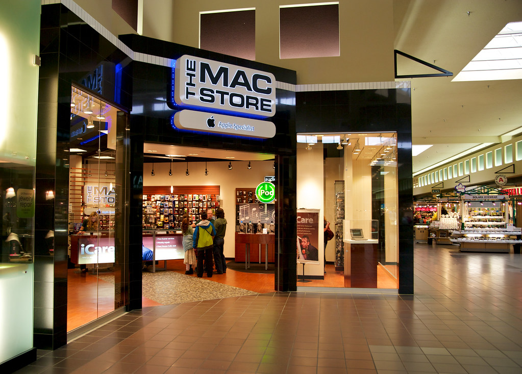 The new Eugene Mac Store at VRC As a Eugene Mac Store alum… Flickr