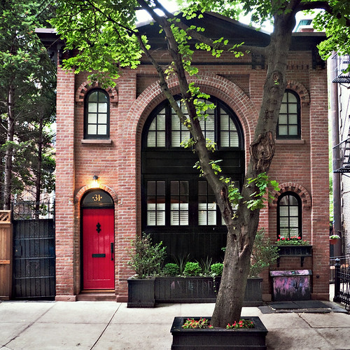 carriage house (1880s/1920), 31 Pineapple Street, Brooklyn… Flickr
