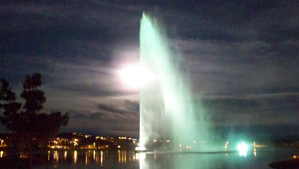 Fountain Hills Az fountain and the moon (5) Darren Williams Flickr