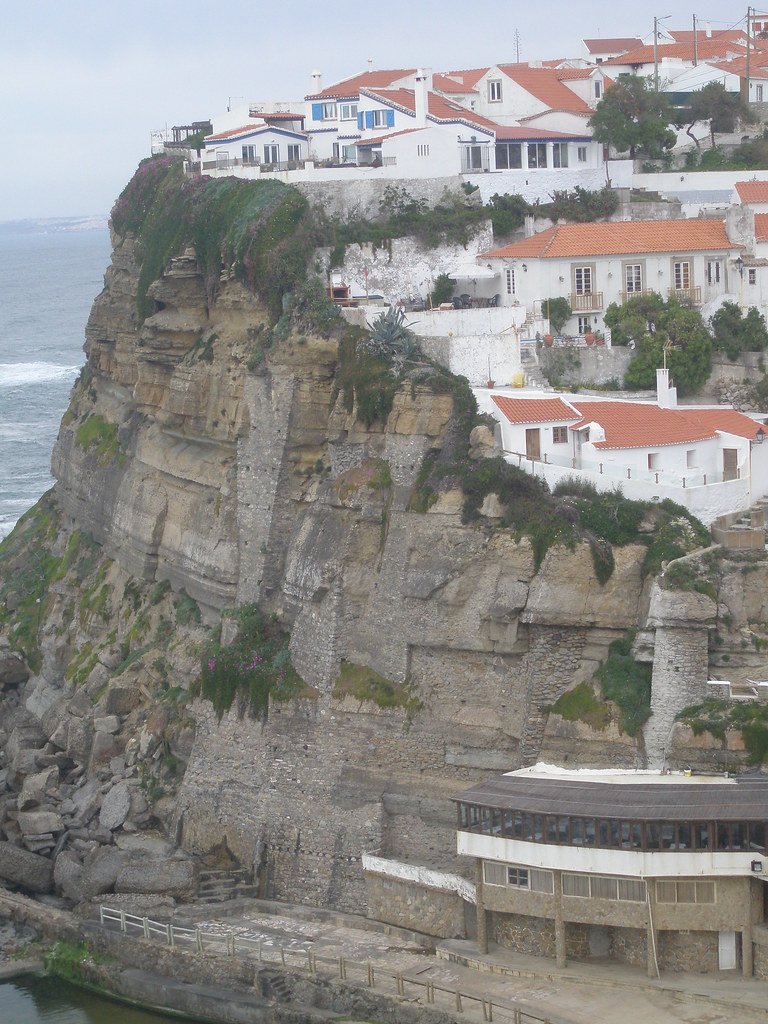 Azenhas do Mar Detalle del pueblo asomando sobre el acanti… Javier