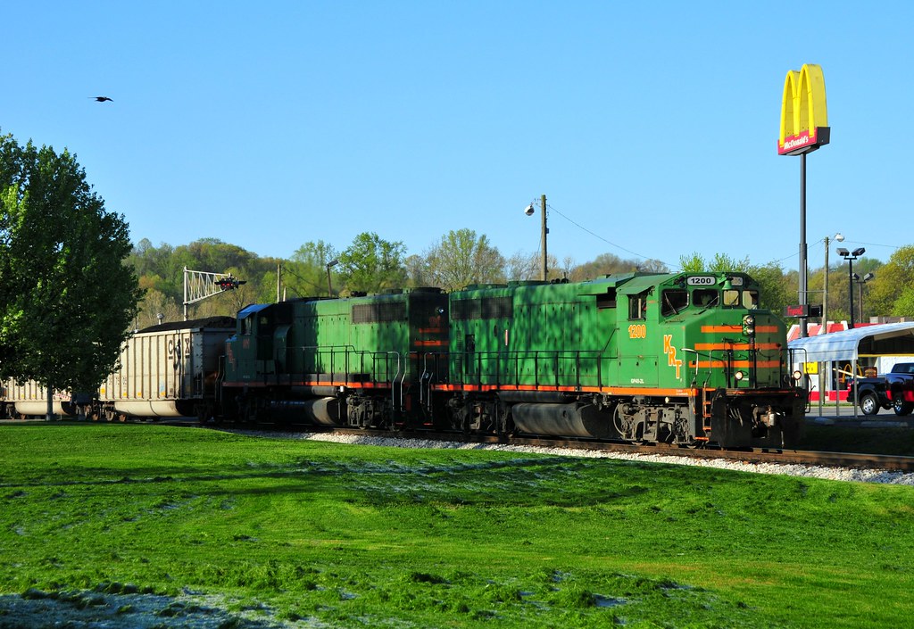 Golden Arches A pair of Kanawha River Terminal GP402LWs r… Flickr