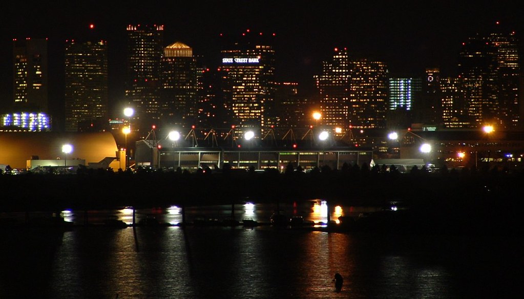 Boston at Night Shot from the Orient Heights Yacht Club abrenden