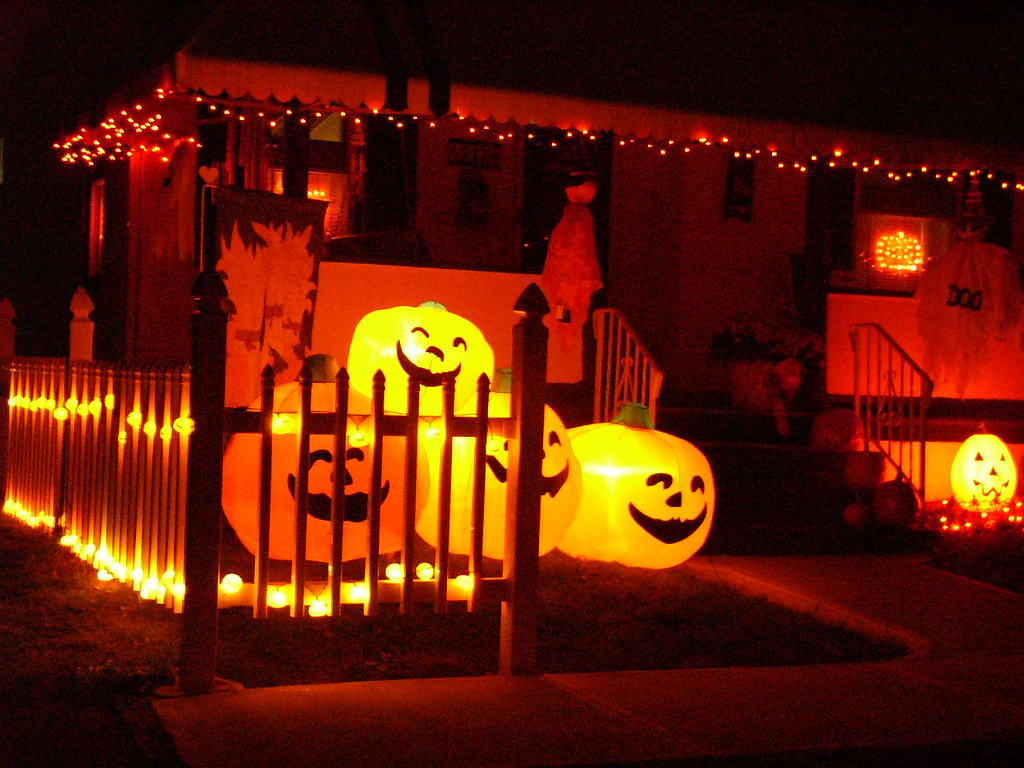 Halloween house A series of Scranton porches, decorated fo… Flickr