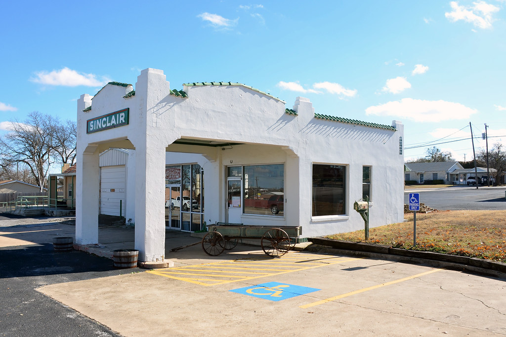 Texas, Decatur, Sinclair Gas Station; Antique Store Flickr