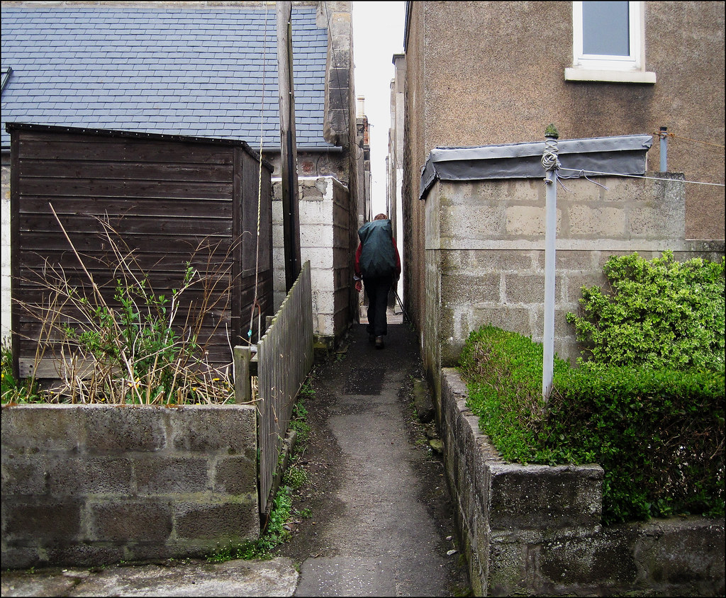 Shoulder width path through Yardie, Buckie's old seatown (… Flickr