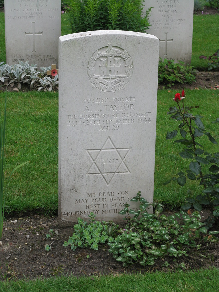 Oosterbeek CWGC Arnhem Oosterbeek War Cemetery (Gelderlan… Flickr