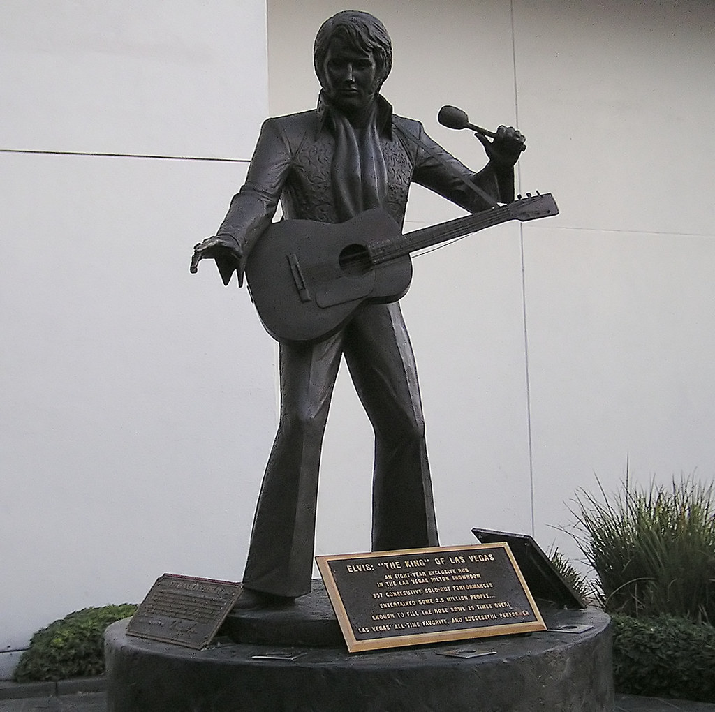 Elvis "The King of Las Vegas" Statue Elvis Presley is stil… Flickr