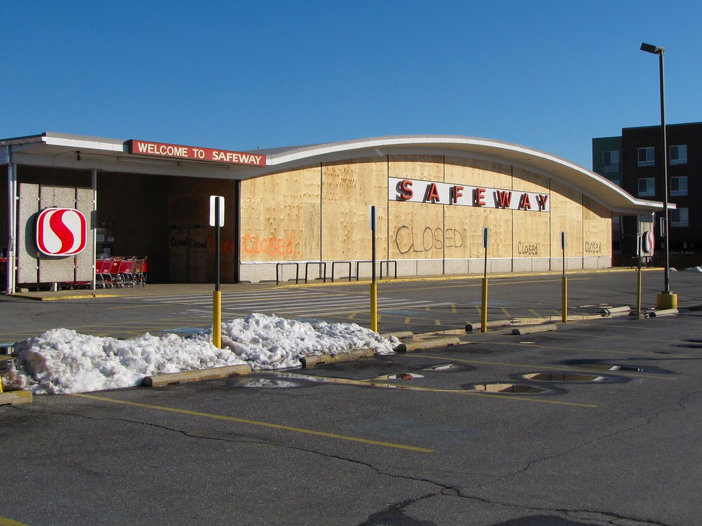 Abandoned Safeway store [03] On December 19, 2009, the day… Flickr