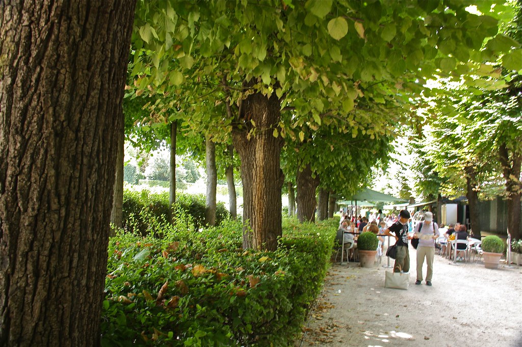 Cafe in the Sculpture Garden Rodin Museum, Paris smilla4 Flickr