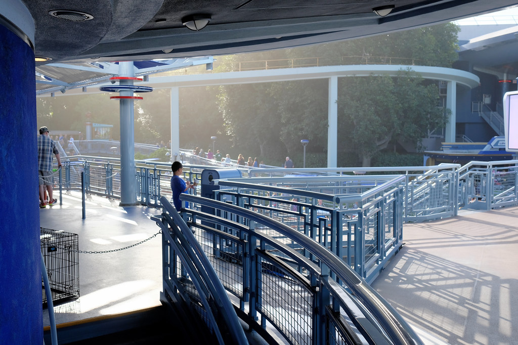 Kennel All Disney rides had kennels close to the queueing … Flickr