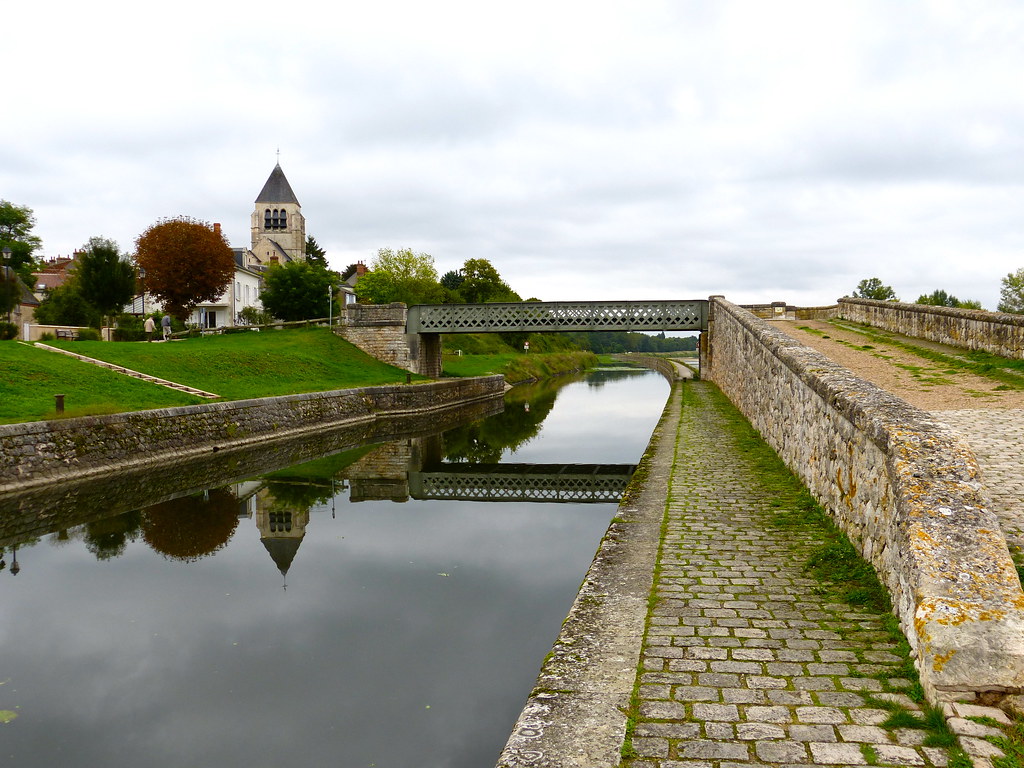 L'église SaintJeanBaptiste et la passerelle des châtaigniers sur le