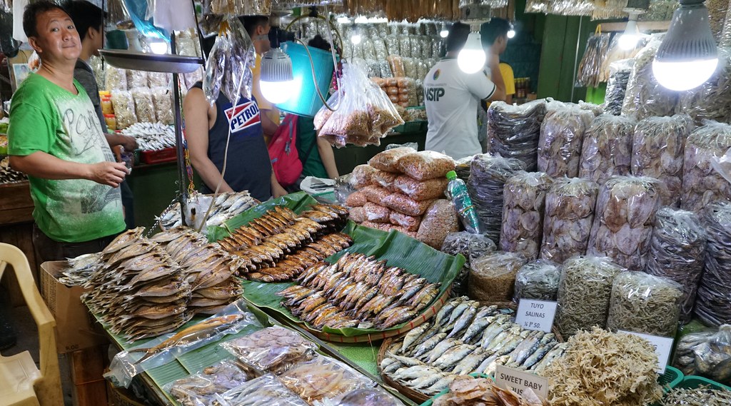 Farmers Market Cubao People Selling Fish (49) Walter Kolkma Flickr
