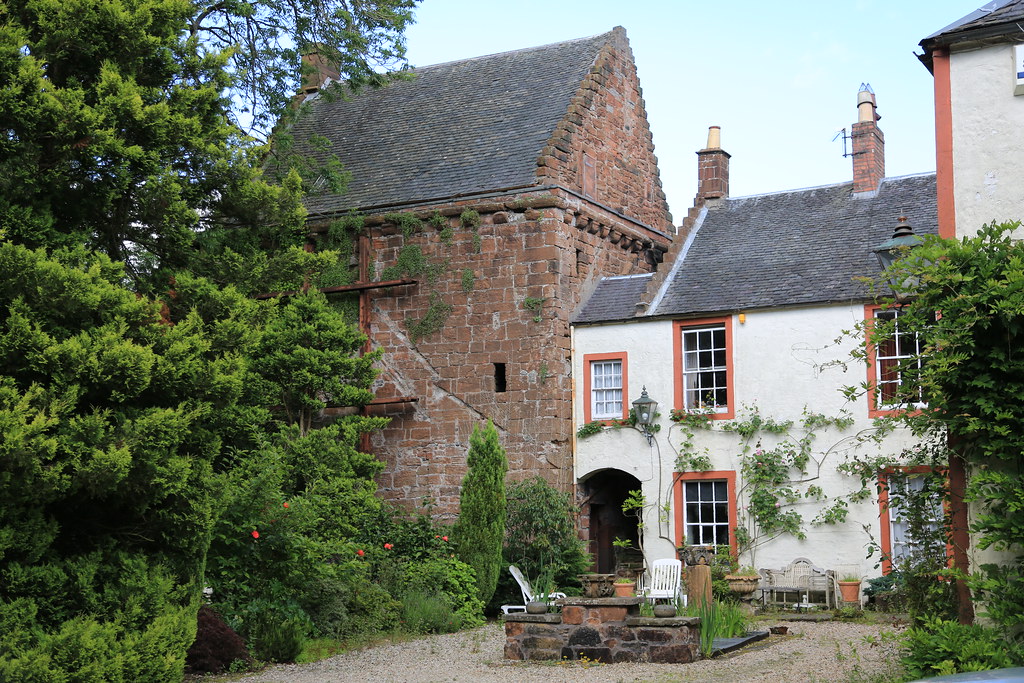 Mauchline Castle (2) The 18th century white harled house t… Flickr