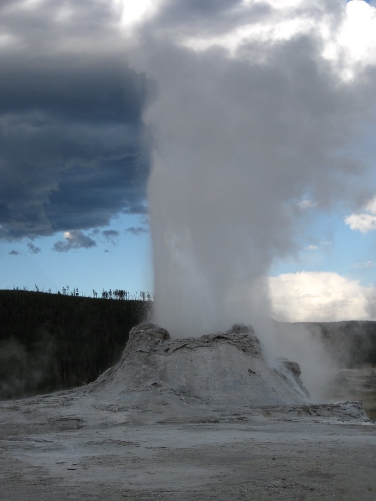 Castle Geyser eruption (6.56 PM on, 11 August 2013) 041 Flickr