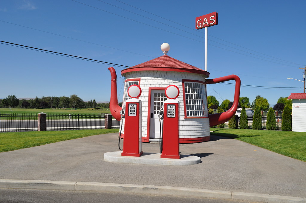 DSC_0218 A teapot gas station built in 1922 in honor of th… Flickr