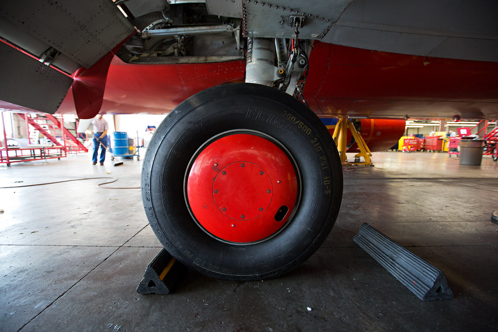 plane tire A fresh tire on a Southwest Airlines Boeing 737… Flickr