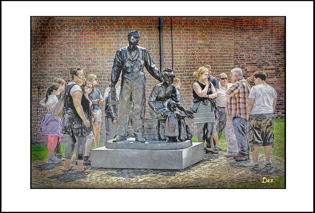 STATUES Taken at the Albert Dock Liverpool. DEZ H Flickr