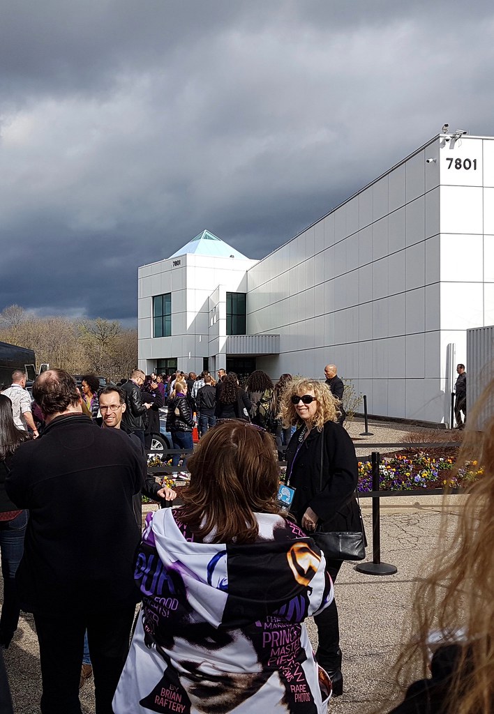 Fans at Paisley Park Photos I took while staying in Minnea… Flickr
