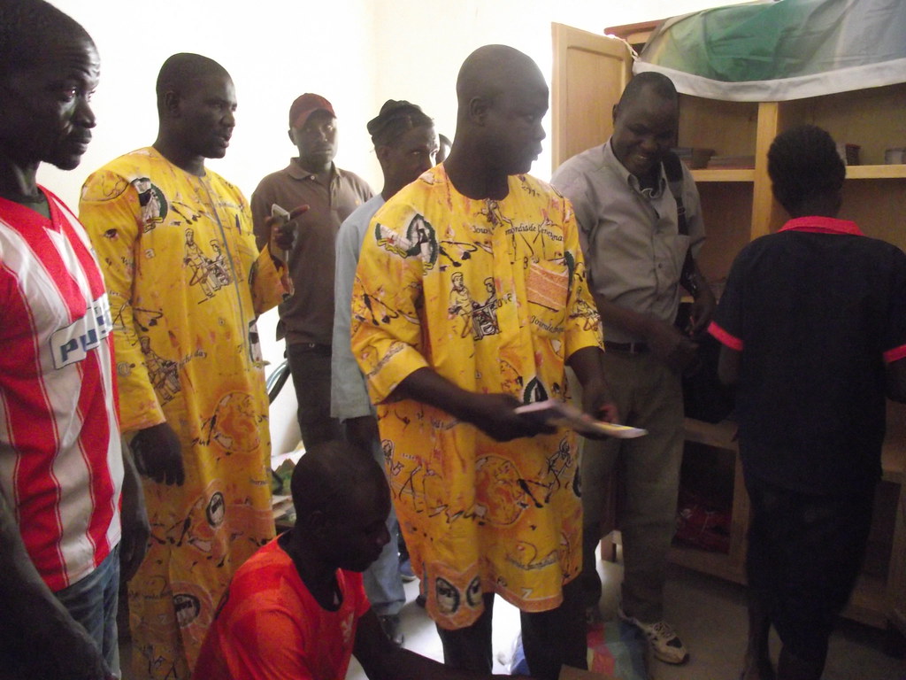 Ecolière rengeant les livres dans l'armoire Cameroun 2017 … Flickr