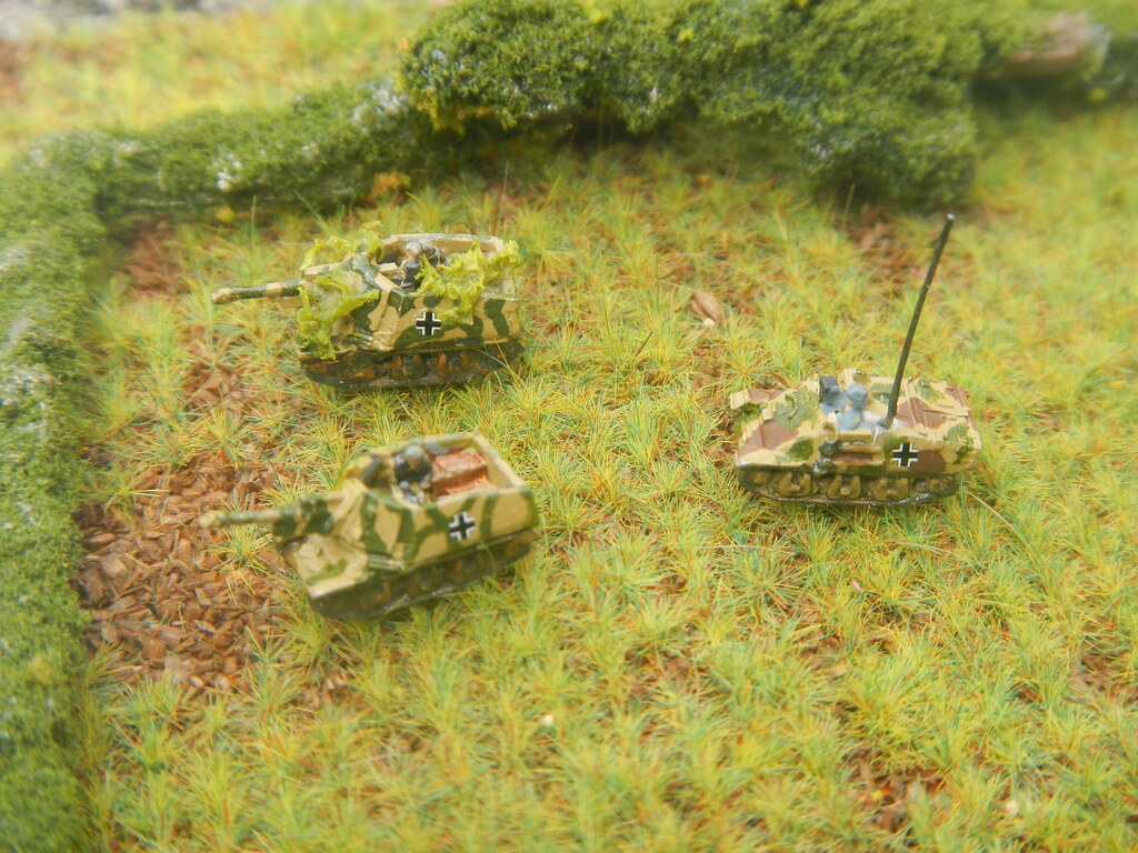 10,5 cm leFH auf GW Hotchkiss H39(f) und ein Beobachtu… Flickr