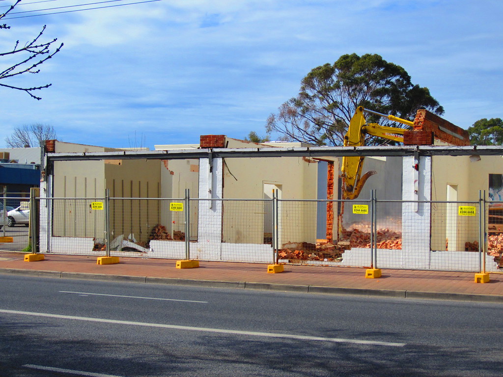 Old building on Goodwood Rd (former furniture shop) being … Flickr