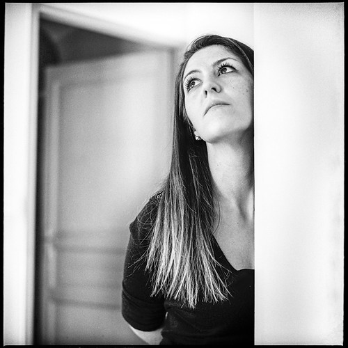 Agnes Rolleiflex 2.8F / TriX / R09 www.ivanconstantin.fr Ivan Constantin Flickr