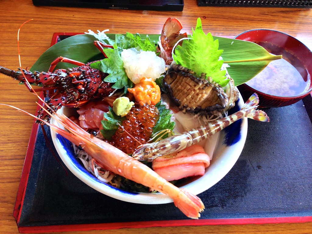 lunch 『黒潮ダイニング パールロード店』（三重県鳥羽市） 『金の海鮮丼』。 伊勢海老、アワビ、そのほか