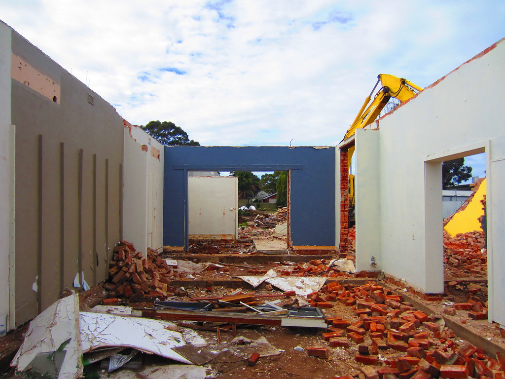 Old building on Goodwood Rd (former furniture shop) being … Flickr