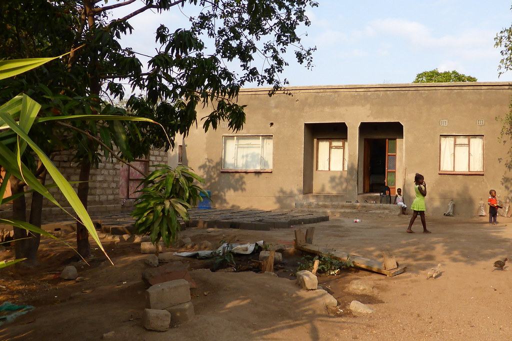 Wohnhaus einer Großfamilie mit 3 Generationen in Lulekani Flickr