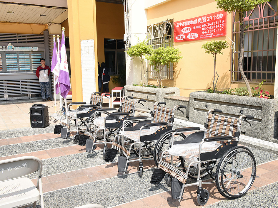 DSC_9562 300c2 ton zi lionDonate old man in a wheelchair Dist.300