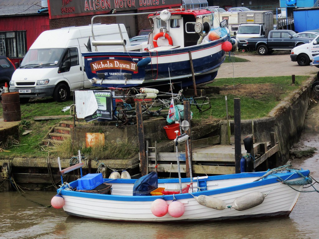 Boats and Vans Side of the River Bure Great Yarmouth LookaroundAnne