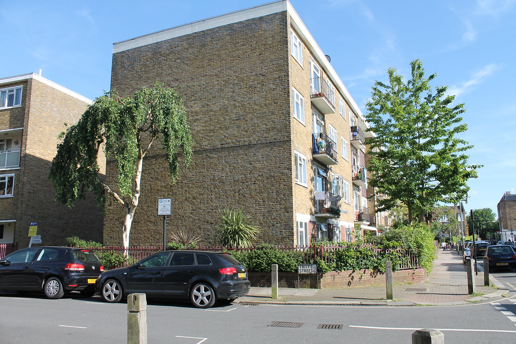 Court Battersea High Street Estate. Corner of Trot… Flickr