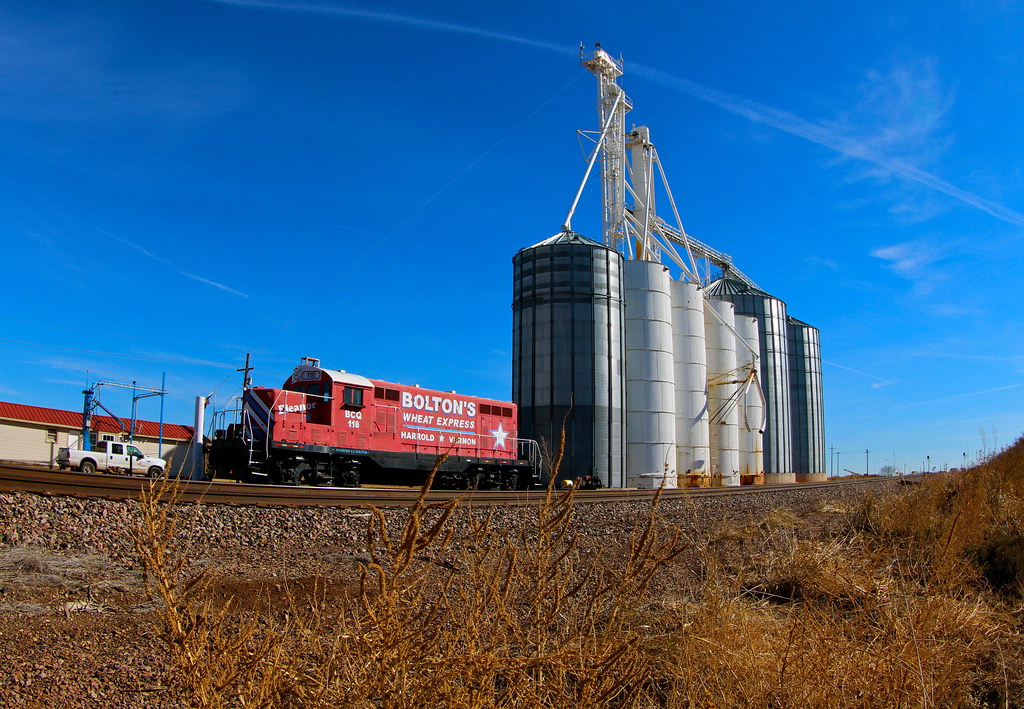 Grain elevator in Harrold TX In the foreground, SD40 loco… Flickr