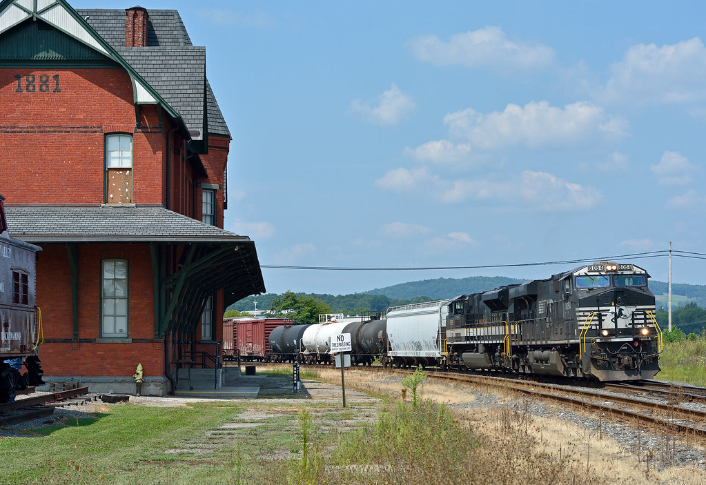 Sayre Station H12 backs up by the old LV station in Sayre,… Flickr
