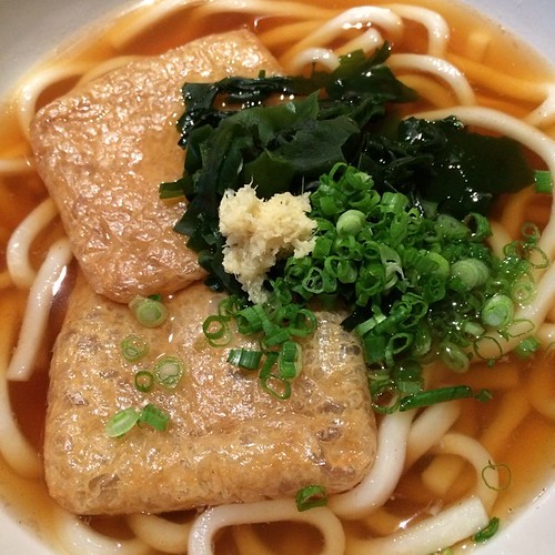 Kitsune udon thick udon noodles served in dashi soup with… Flickr