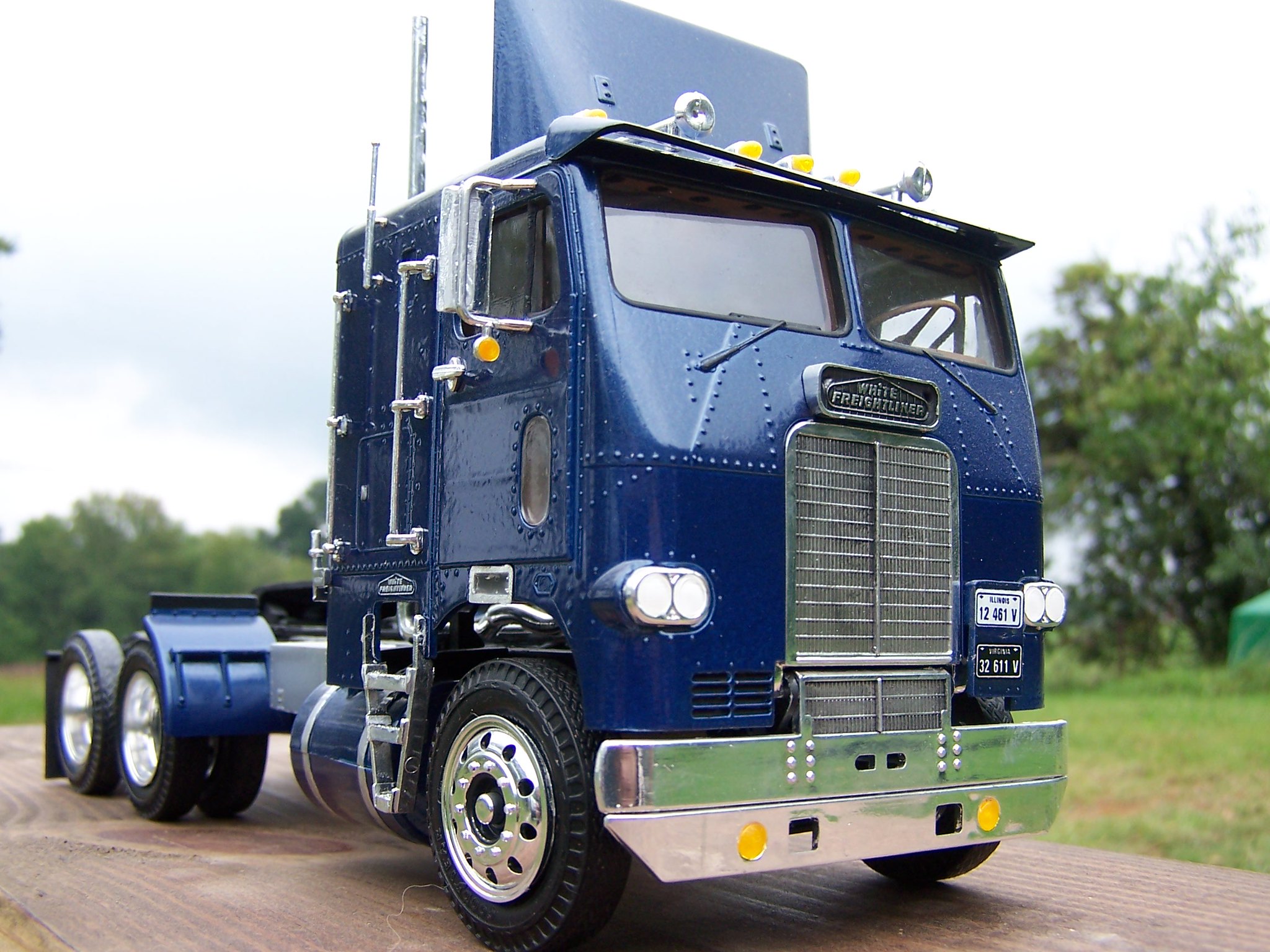 If anyone has built the AMT White Freightliner kit Model Trucks Big Rigs and Heavy Equipment