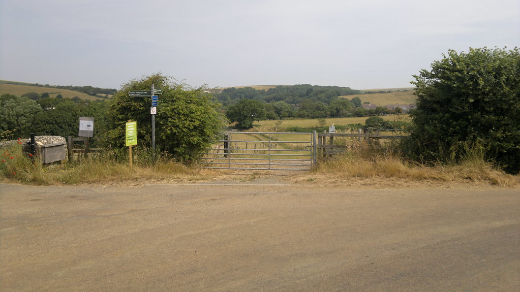 Wolverton Manor corner, showing gate to Public Bridleway S… Flickr