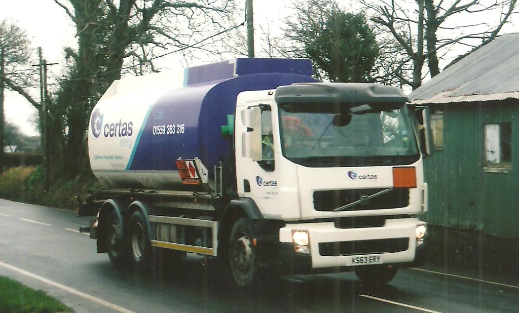 KS63ERY Certas Volvo FE340 6x2t fuel oil tanker leaving a … Flickr